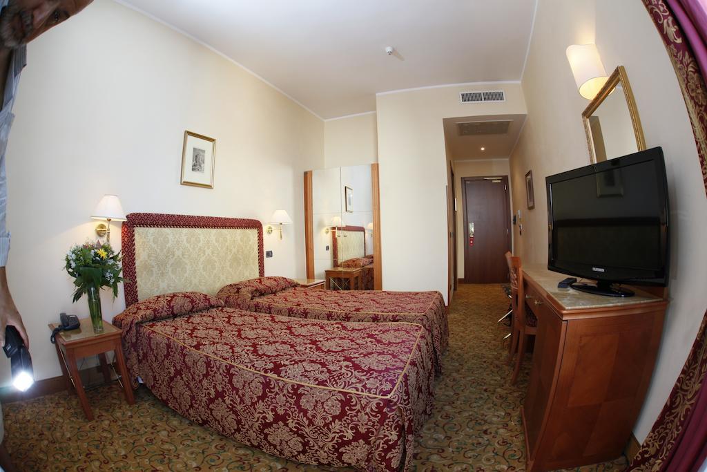 Hotel Colonna Бриндизи Экстерьер фото