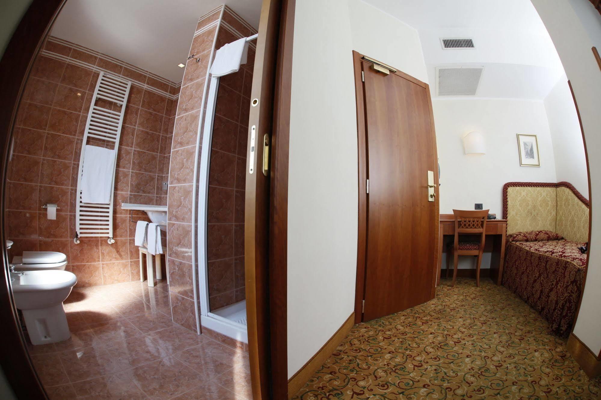 Hotel Colonna Бриндизи Экстерьер фото