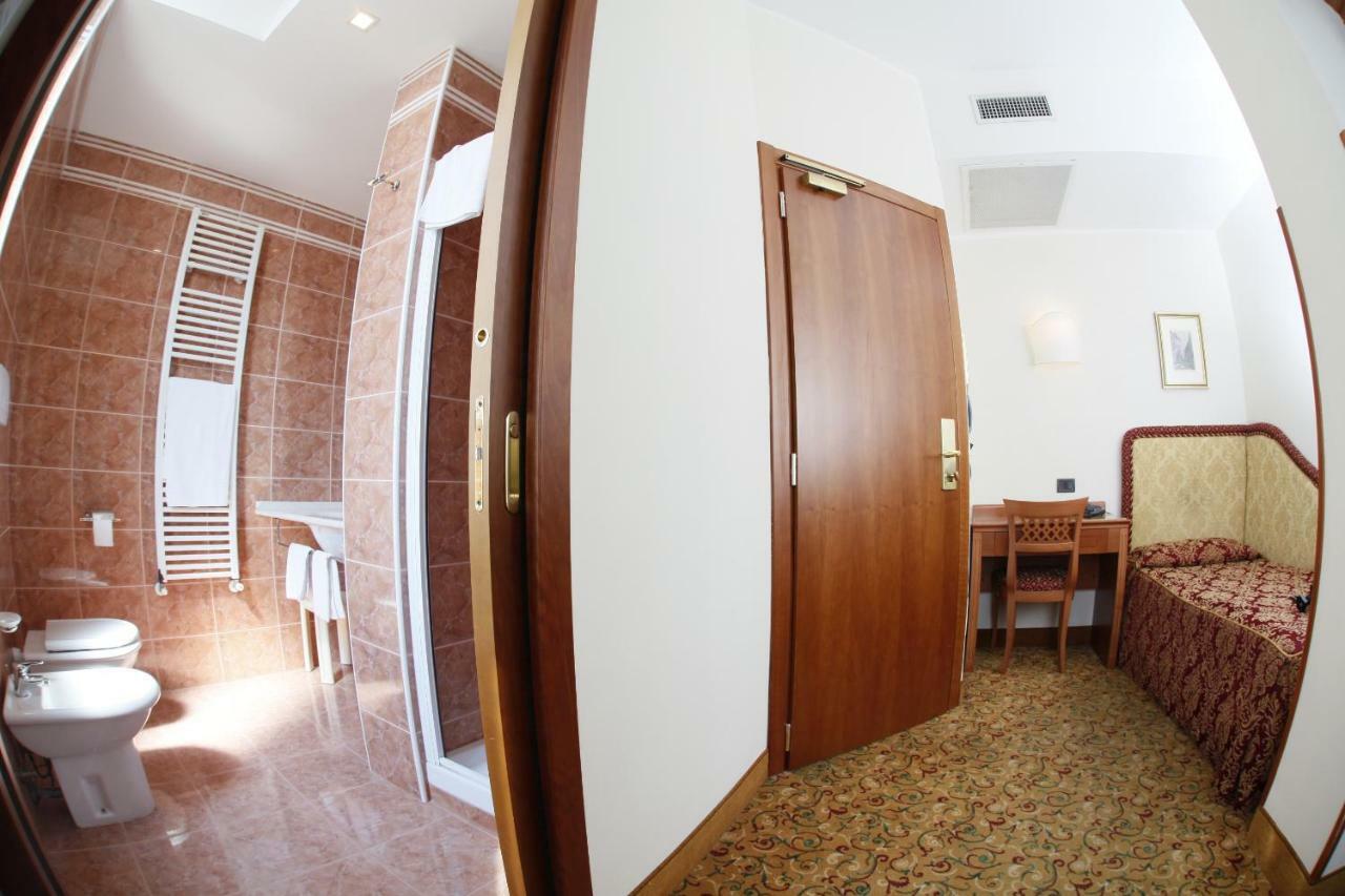 Hotel Colonna Бриндизи Экстерьер фото